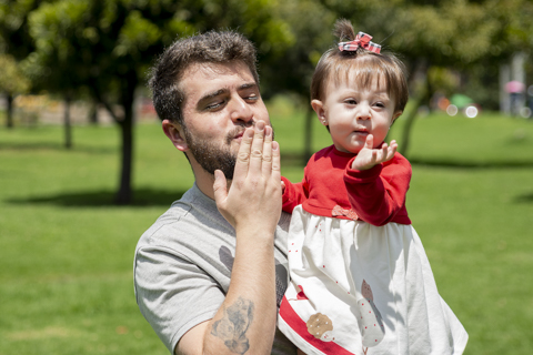 Sesión familia exterior luz natural 11