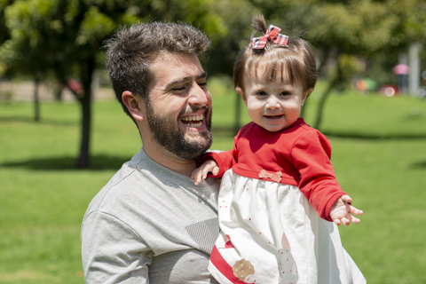 Sesión familia exterior luz natural 12