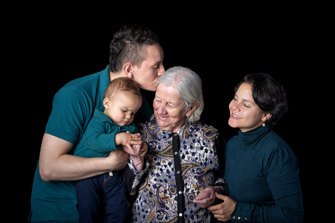 Sesion familia fondo negro 10