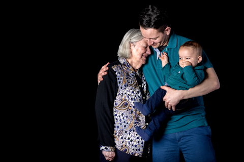 Sesion familia fondo negro 11