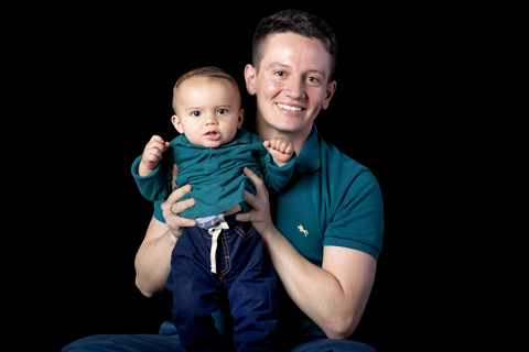 Sesion familia fondo negro 11