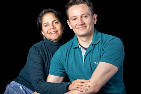 Sesión familia fondo negro 13