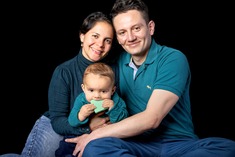 Sesión familia fondo negro 15