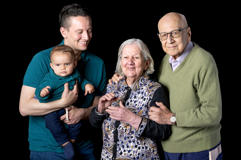 Sesión familia fondo negro 16