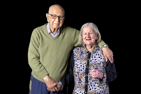 Sesión familia fondo negro 17