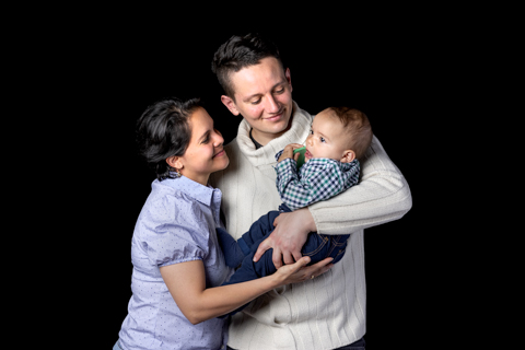 Sesión familia fondo negro 18