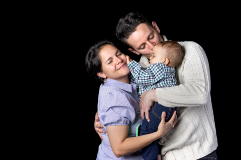 Sesión familia fondo negro 19