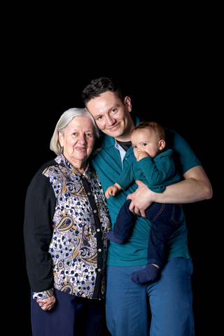 Sesión familia fondo negro 3