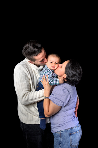 Sesión familia fondo negro 4