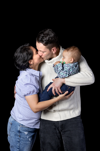 Sesión familia fondo negro 5