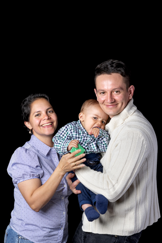 Sesión familia fondo negro 6