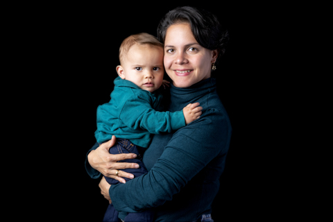 Sesión familia fondo negro 7