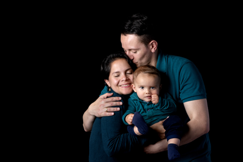 Sesión familia fondo negro 8