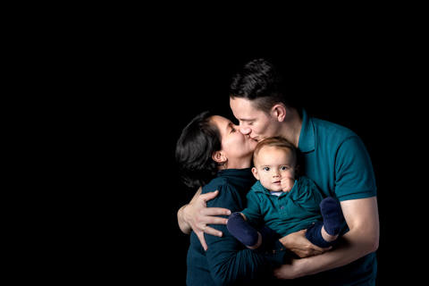 Sesión familia fondo negro 9