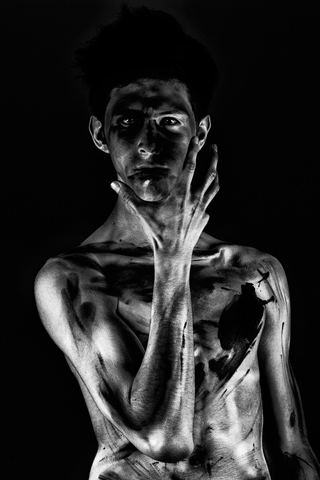 retrato fondo negro serie b-man