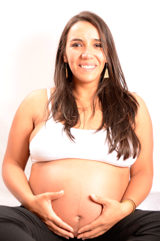 embarazo fondo blanco color mujer retrato