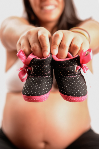 embarazo fondo blanco color zapatos