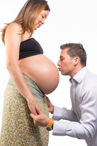 embarazo fondo blanco pareja beso