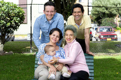 sesión retrato familia exterior luz artificial