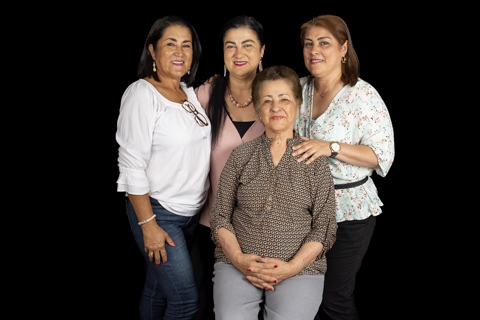 sesión retrato familia fondo negro estudio