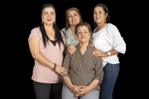 sesión retrato familia fondo negro estudio1