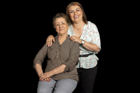 sesión retrato familia fondo negro estudio3