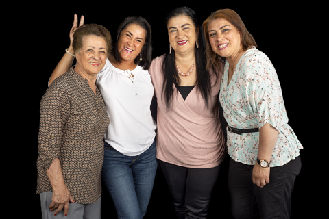 sesión retrato familia fondo negro estudio5