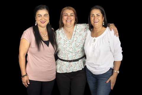 sesión retrato familia fondo negro estudio6