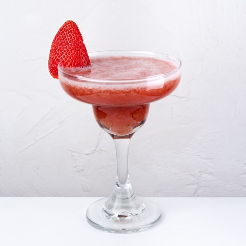 JUGO DE FRESA EN COPA FONDO BLANCO TEXTURA FOTOGRAFÍA DE PRODUCTO JUGO DE FRESA EN COPA FONDO BLANCO TEXTURA FOTOGRAFÍA DE PRODUCTO