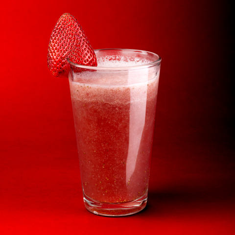 JUGO DE FRESA FOTOGRAFÍA DE PRODUCTO FONDO ROJO JUGO DE FRESA FOTOGRAFÍA DE PRODUCTO FONDO ROJO