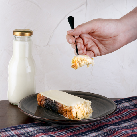 Postre de tres leches con cobertura de chocolate blanco fotografía de alimentos 1 Postre de tres leches con cobertura de chocolate blanco fotografía de alimentos