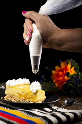 mousse de mango con crema chantilly mano y manga pastelera mousse de mango con crema chantilly mano y manga pastelera