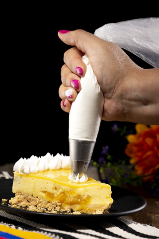 mousse de mango con crema chantilly mano y manga pastelera 1 mousse de mango con crema chantilly mano y manga pastelera 1