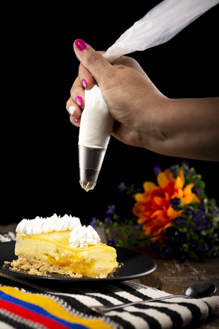 mousse de mango con crema chantilly mano y manga pastelera 2 mousse de mango con crema chantilly mano y manga pastelera 2