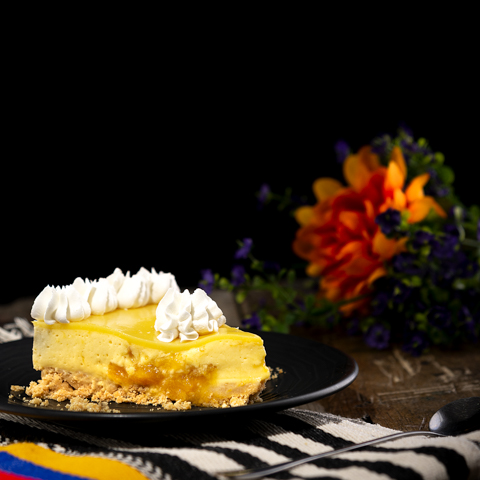 mousse de mango con crema chantilly  y cuchara mousse de mango con crema chantilly y cuchara