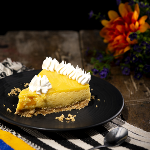 mousse de mango con crema chantilly  y cuchara 1 mousse de mango con crema chantilly y cuchara 1