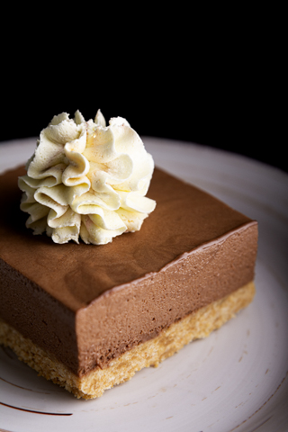 mousse de chocolate  con crema chantilly detalle mousse de chocolate con crema chantilly detalle