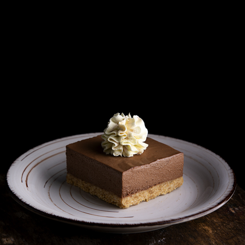 mousse de chocolate  con crema chantilly fondo negro sobre maderamousse de chocolate  con crema chantilly fondo negro sobre madera cuadrado mousse de chocolate con crema chantilly fondo negro sobre madera cuadrado