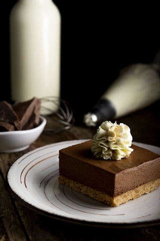 mousse de chocolate  con crema chantilly fondo negro sobre madera vertical props mousse de chocolate con crema chantilly fondo negro sobre madera vertical props