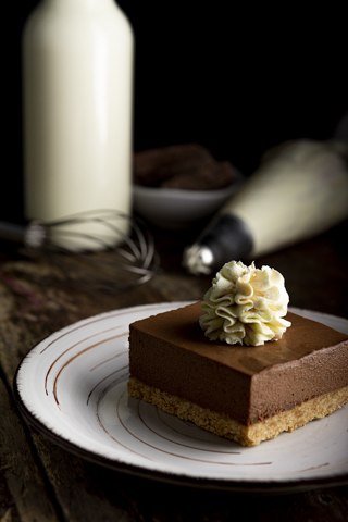 mousse de chocolate  con crema chantilly fondo negro sobre madera vertical props mousse de chocolate con crema chantilly fondo negro sobre madera vertical props