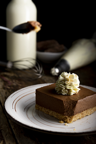 mousse de chocolate  con crema chantilly fondo negro sobre madera vertical props mousse de chocolate con crema chantilly fondo negro sobre madera vertical props