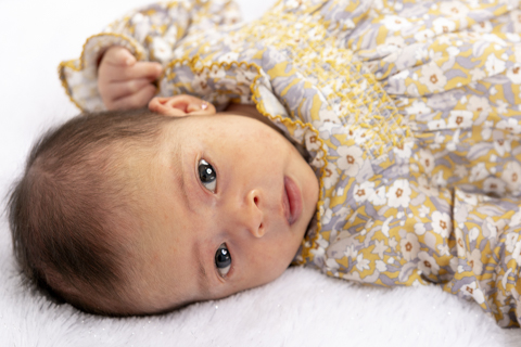 Sesión Familia Fondo blanco recién nacida Emma