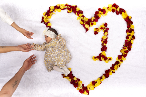 Sesión Familia textura recién nacida, pétalos y manos 1