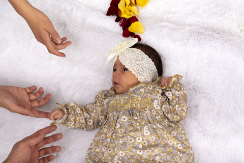 Sesión Familia textura recién nacida, pétalos y manos 2