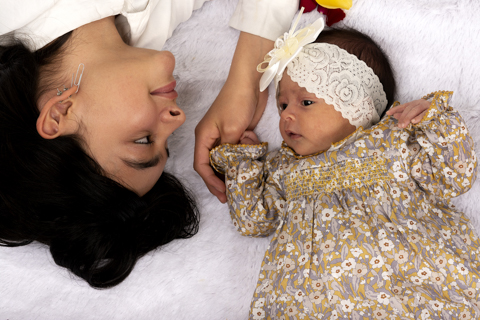 Sesión Familia textura recién nacida, pétalos y manos 3