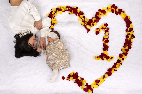 Sesión Familia textura recién nacida, pétalos y manos 4