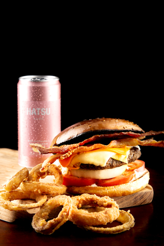 hamburguesa con anillos de cebolla hatsu rosado hamburguesa con anillos de cebolla hatsu rosado