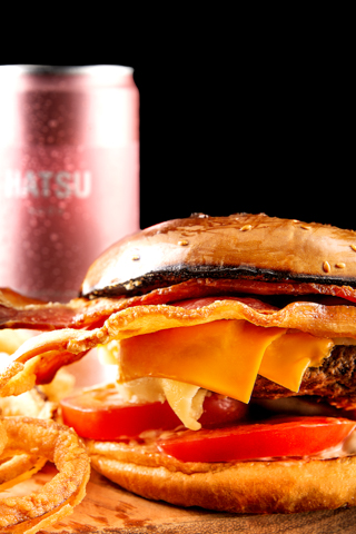 hamburguesa con anillos de cebolla hatsu rosado 1 hamburguesa con anillos de cebolla hatsu rosado 1