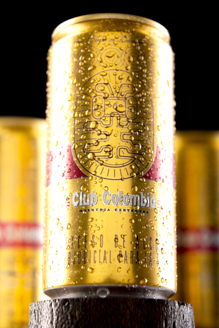 cerveza club Colombia dorada lata detalle