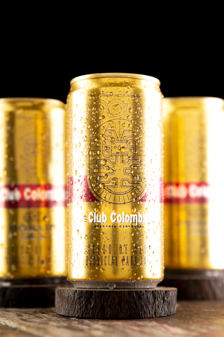 cerveza club Colombia dorada lata sobre madera